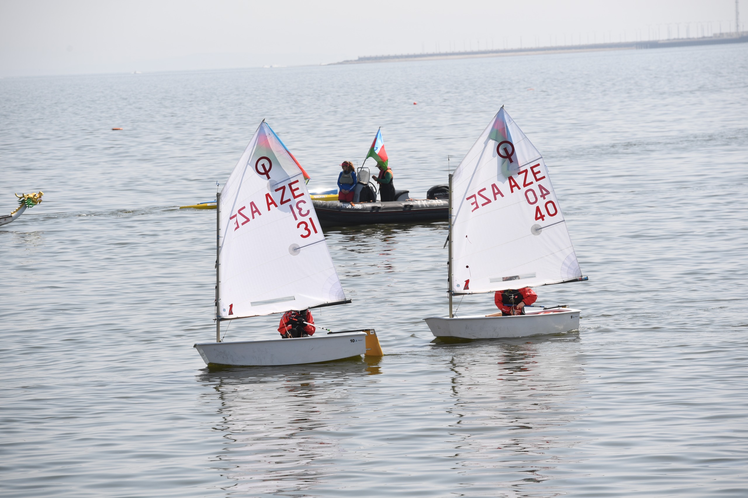 Bakıda Xəzərin suları avarçəkmə və yelkənli qayıqlarla bəzəndi (FOTO)